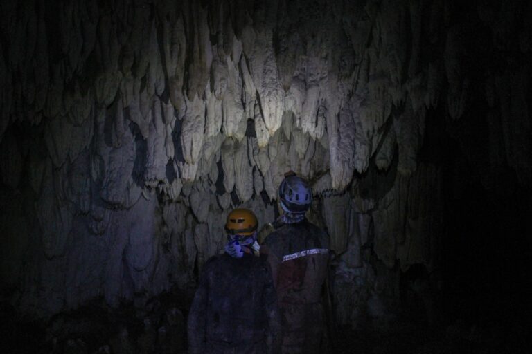 Nieodkryte jaskinie krasowe: Tajemnice podziemnego świata 1 Photo cave exploration